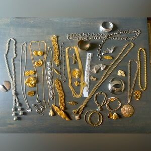 Lot of Vintage and Modern Signed and Unsigned Jewelry Mix Metals Brooches